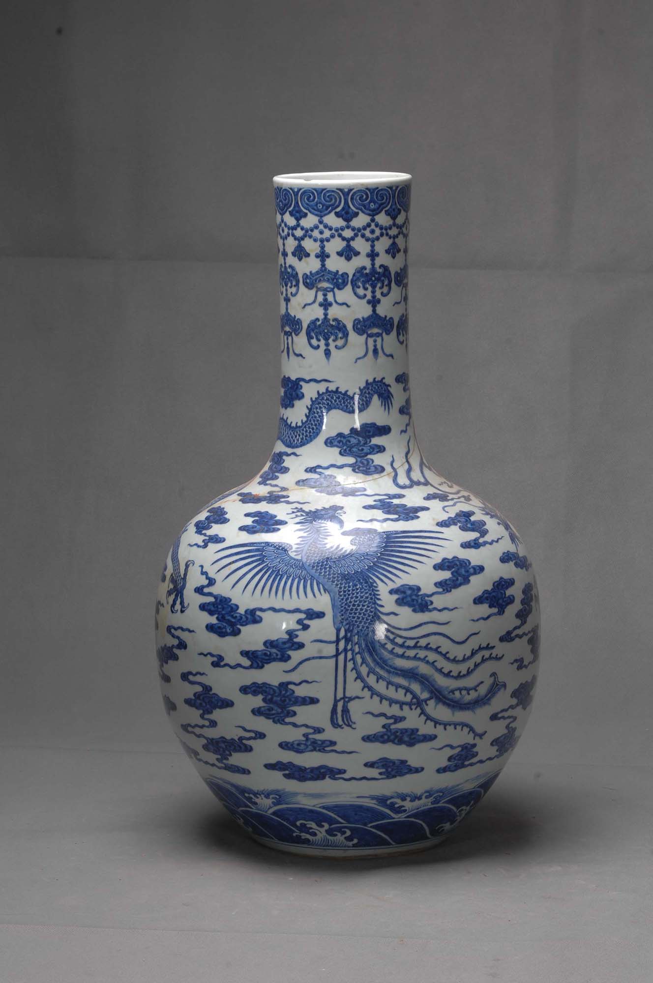 清乾隆青花開窓龍鳳呈祥福寿抱月瓶 景徳鎮 陶磁器 装飾品 現代工芸品美術品 置物 清乾隆青花開窓龍鳳呈祥福寿抱月瓶 景徳鎮 陶磁器 装飾品 現代工芸品