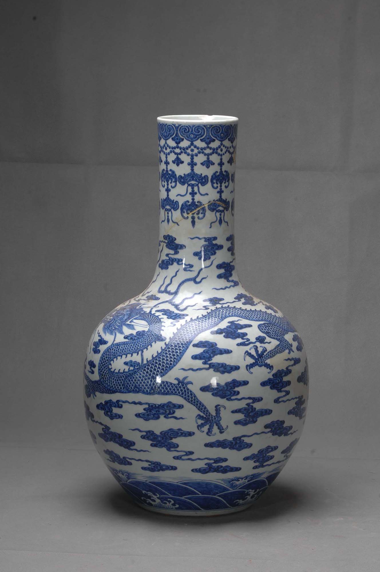 大清乾隆年製 風景 梅山水紋 青花染付 中国花器 壷 花生 花入 k03158 上手] 保利清乾隆青花穿花龙纹梅瓶, 成交价: 92,575,000 RMB - YouTube