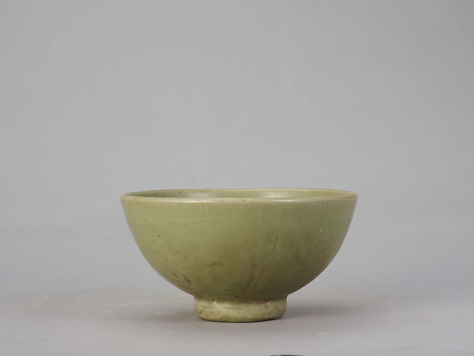 【16-17世紀】2点セット 汕頭「漳州窯」古染付草花文・小碗・唐木展示台付骨董 深圳博物馆